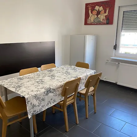 Mit 4 Schlafzimmer, Bis 6 Personen, Privatparkplatz *
